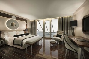 Suite, 1 tweepersoonsbed (Penthouse) | Een minibar, een kluis op de kamer, een bureau, geluiddichte muren