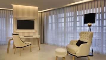 Family Suite (1 Double Bed, 2 Twin Beds) | Minibar, in-room safe, desk, soundproofing