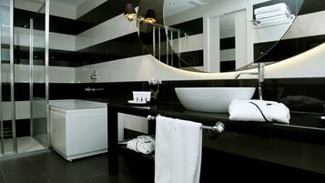 Suite familiar (1 Double Bed, 2 Twin Beds) | Baño | Ducha, artículos de higiene personal gratuitos y secador de pelo