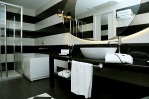 Suite familiar (1 Double Bed, 2 Twin Beds) | Baño | Ducha, artículos de higiene personal gratuitos y secador de pelo