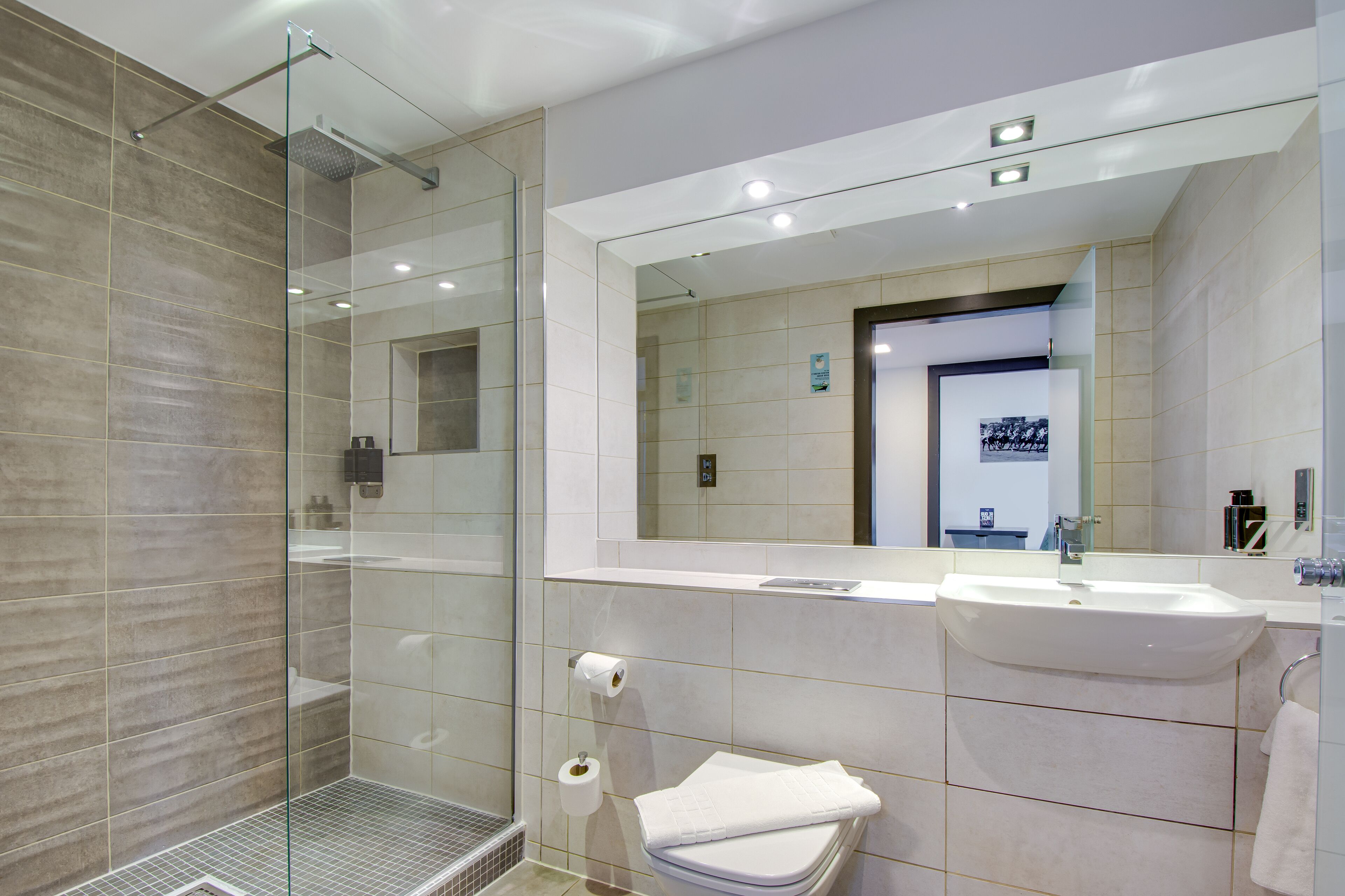 Photo - Roomzzz Chester City