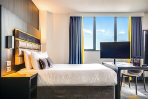 Family Studio | Hypo-allergenic bedding, in-room safe, desk, iron/ironing board