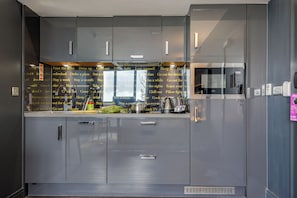 Family Studio | Private kitchen | Fridge, microwave, stovetop, dishwasher - Roomzzz Chester City (Chester)