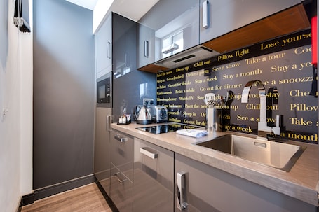 Grande Studio | Private kitchen | Fridge, microwave, stovetop, dishwasher