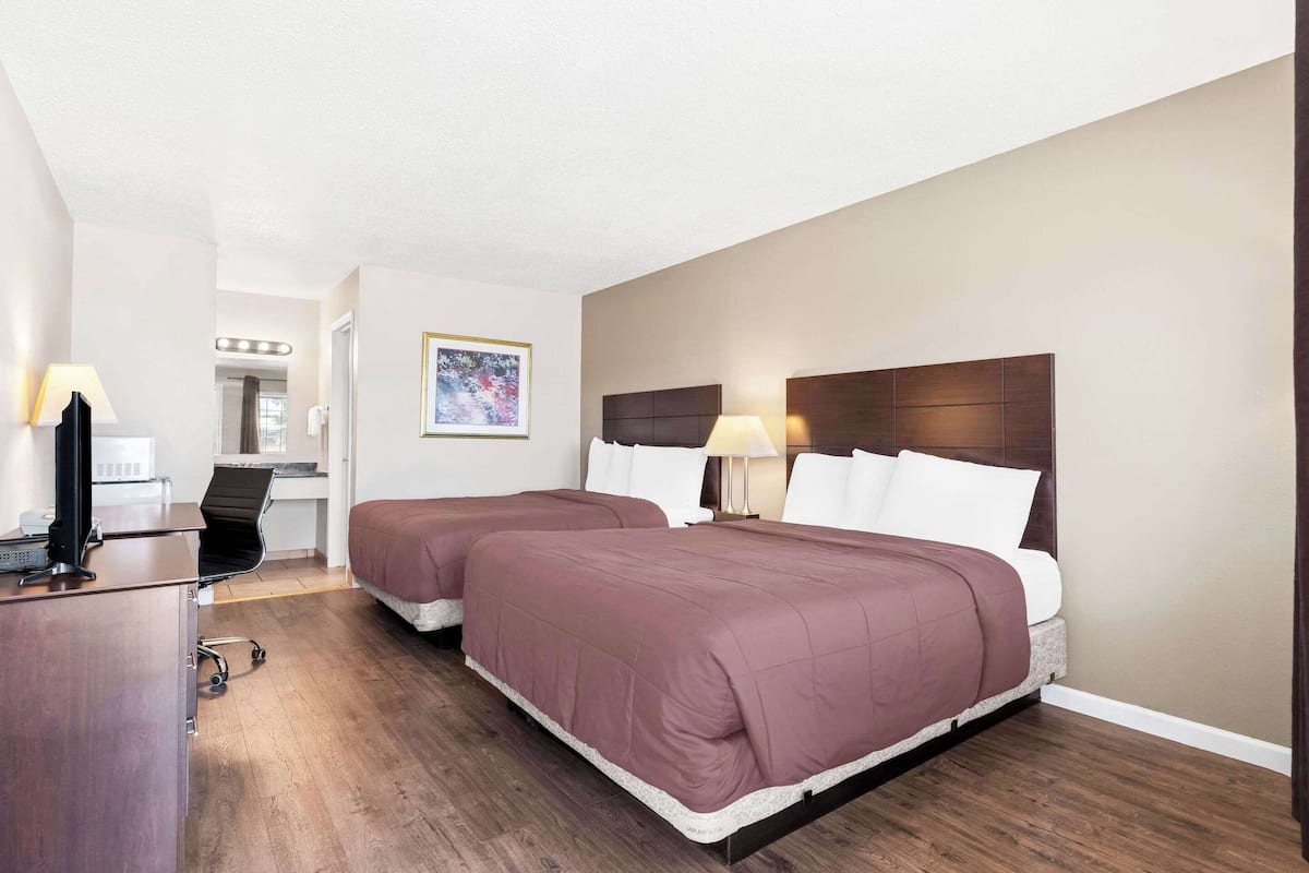 Chambre, 2 grands lits, non-fumeurs | Wi-Fi gratuit, draps fournis, réveils