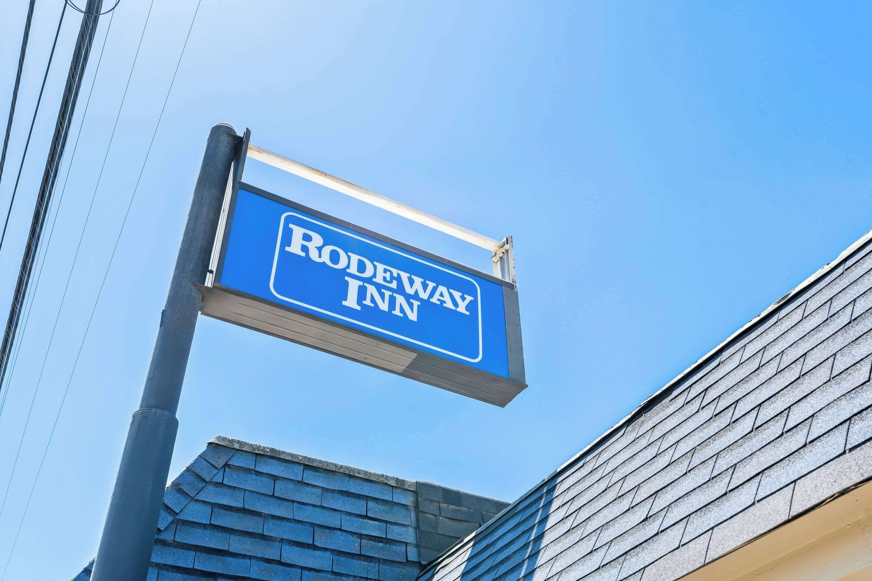 A blue sign for Rodeway Inn.