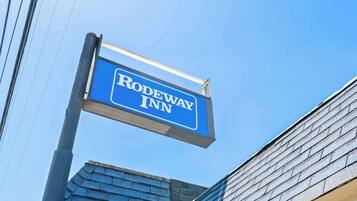 A blue sign for Rodeway Inn.
