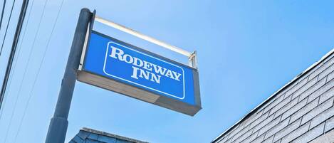 A blue sign for Rodeway Inn.