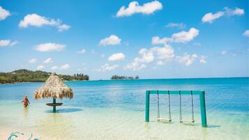 Yksityinen ranta, valkoista hiekkaa, ilmaisia rantacabañoita