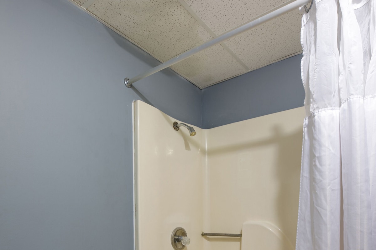 Un baño con inodoro, bañera y ducha.