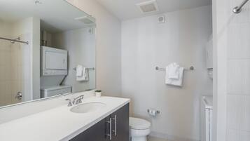 Apartament de luxe, 2 dormitoris | Bany | Dutxa, articles de tocador gratuïts, assecador de cabells i tovalloles