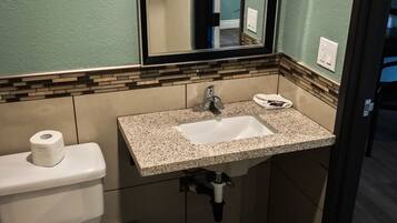 Deluxe Room, 1 Queen Bed, Smoking | Bathroom