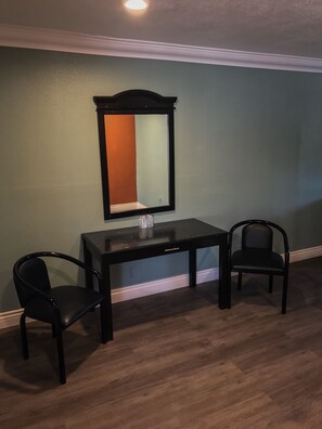 Deluxe Room, 1 Queen Bed, Smoking | Living room