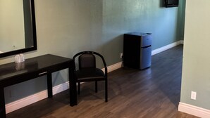 Deluxe-værelse - 1 queensize-seng - ryger | Opholdsområde | Fladskærms-tv