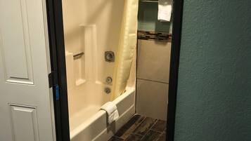 Deluxe Room, 1 Queen Bed, Smoking | Bathroom
