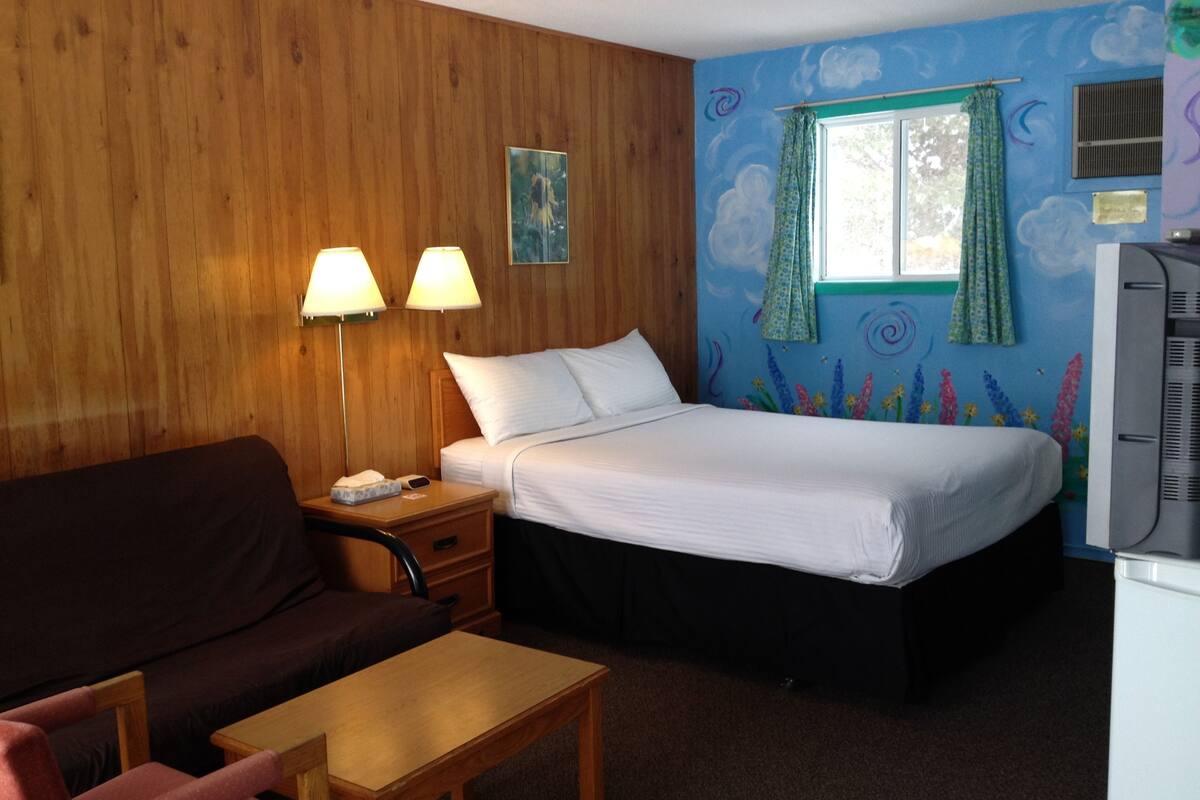 1 bedroom, individually decorated, individually furnished, desk