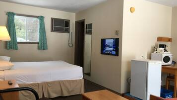 Standard Double Room, 1 Queen Bed, Non Smoking | 1 bedroom, individually decorated, individually furnished, desk