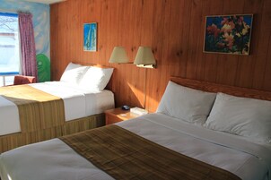 1 habitación, decoración personalizada, muebles diferentes y escritorio 