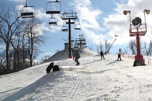 Snow and ski sports - Algonquin Motel (Machar)