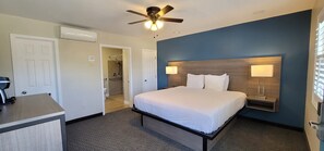 Deluxe Room, 1 King Bed, Accessible | Egyptian cotton sheets, premium bedding, Tempur-Pedic beds - Pismo Beachwalker Inn & Suites (Pismo Beach)