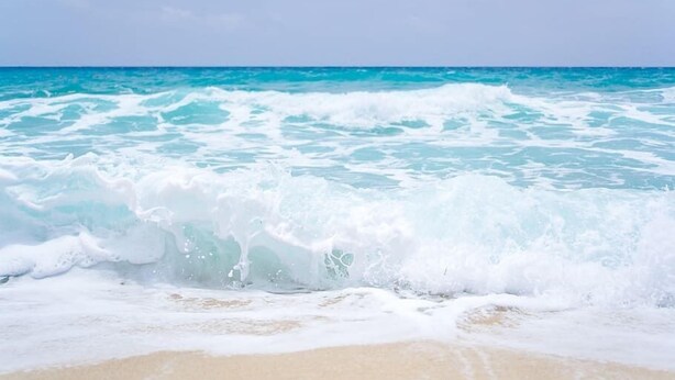 A beach with waves crashing onto the shore. - Pismo Beachwalker Inn & Suites (Pismo Beach)