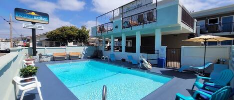 Piscina a l'aire lliure (horari: 10:00-20:00), para-sols i gandules