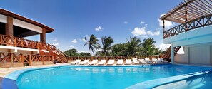 Hồ bơi ngoài trời, mở cửa từ 9:00 đến 21:00, ghế dài tắm nắng