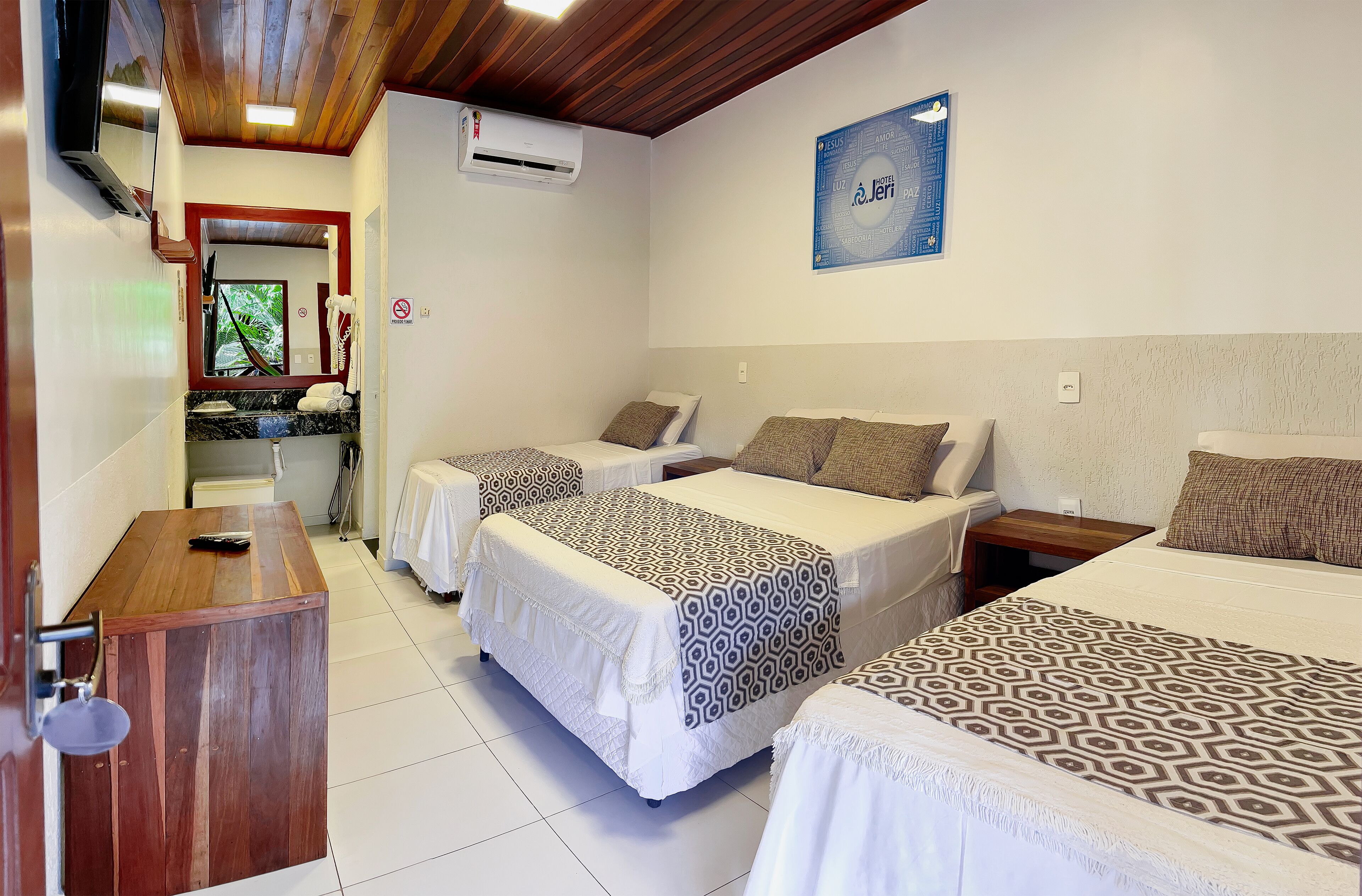 Skrivebord, wi-fi (inkludert) og sengetøy