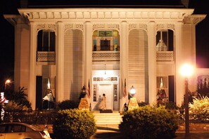 Front of property – evening/night - Shadowlawn Bed & Breakfast (Columbus)