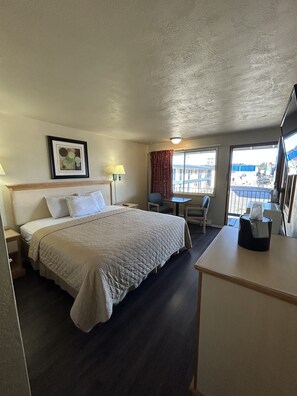 Escritorio, wifi gratis y ropa de cama 