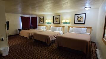 Familien-Dreibettzimmer, Mehrere Betten | Schreibtisch, kostenloses WLAN, Bettwäsche