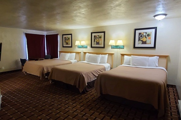 Kamar Triple Keluarga, Beberapa Tempat Tidur | Meja kerja, Wi-Fi gratis, dan seprai linen