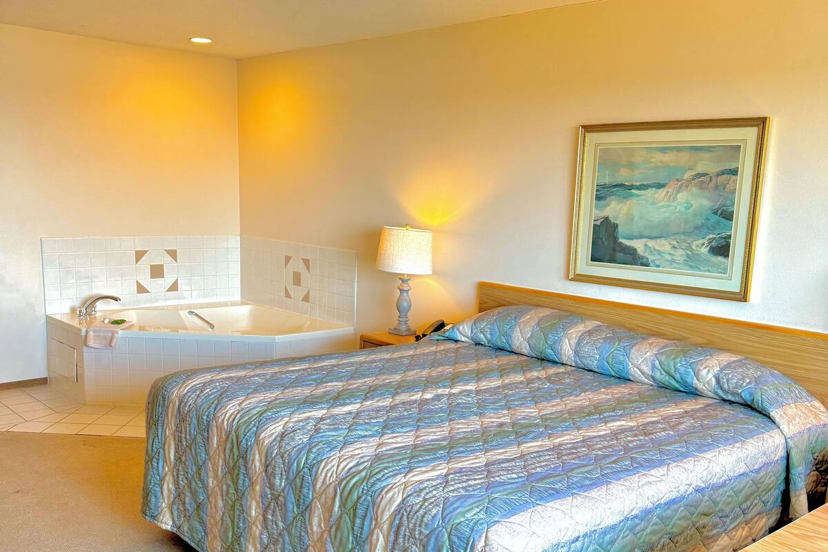 room, 1 king bed, jetted tub | desk, blackout curtains, bed sheets