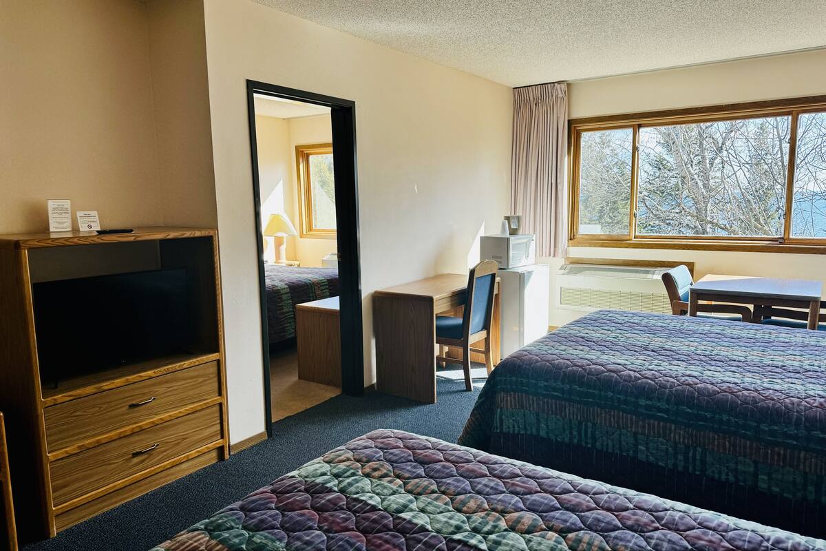 family room, multiple beds | desk, blackout curtains, bed sheets