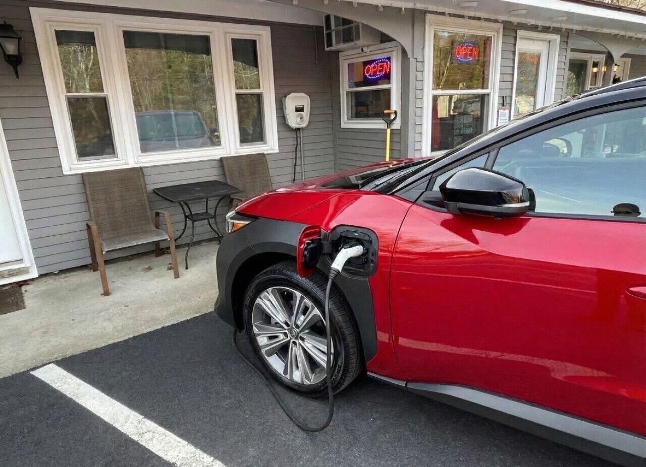 Electric vehicle charging station