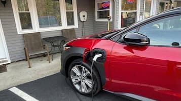 Electric vehicle charging station