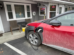 Electric vehicle charging station