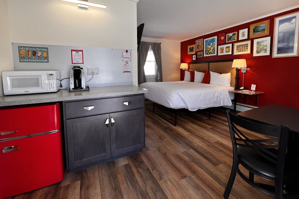 2 slaapkamers, individueel gedecoreerd, een bureau