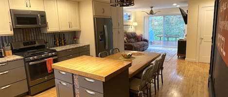 Suite Deluxe | Cocina privada | Frigobar, microondas, cafetera y tetera y congelador