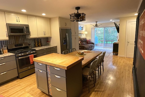 Deluxe Suite | Private kitchen | Mini-fridge, microwave, coffee/tea maker, freezer