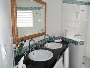 Habitación superior, 1 cama King size (Dutch Room) | Baño | Regadera, amenidades de baño gratuitas, secadora de cabello, toallas