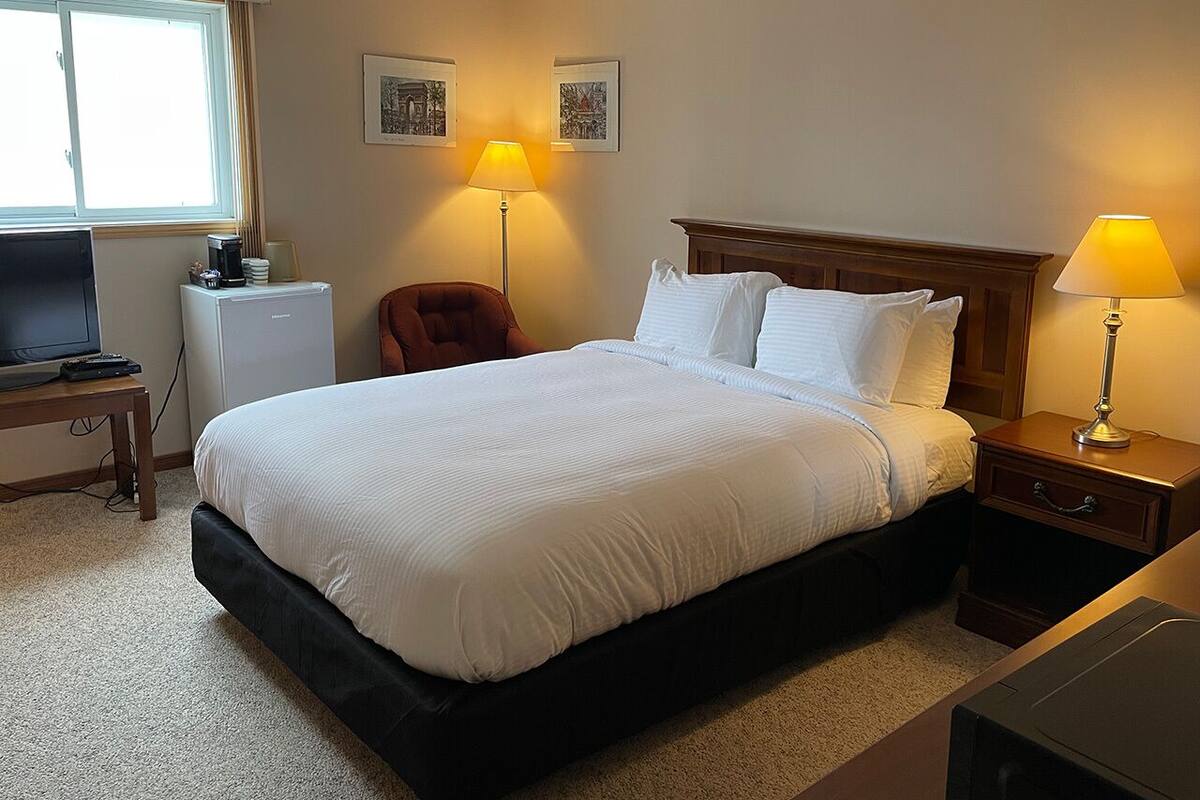 Rum - 1 queensize-säng - viss sjöutsikt
