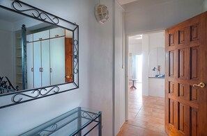Sea Breeze, 2 Bedroom Apartment | 2 間睡房、高級寢具、遮光窗簾/窗簾、熨斗/熨衫板
