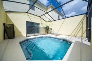 Ein Pool mit einer Tiefe von 3 Fuß, umgeben von einer überdachten Terrasse mit einem Stuhl und einem Blumentopf.