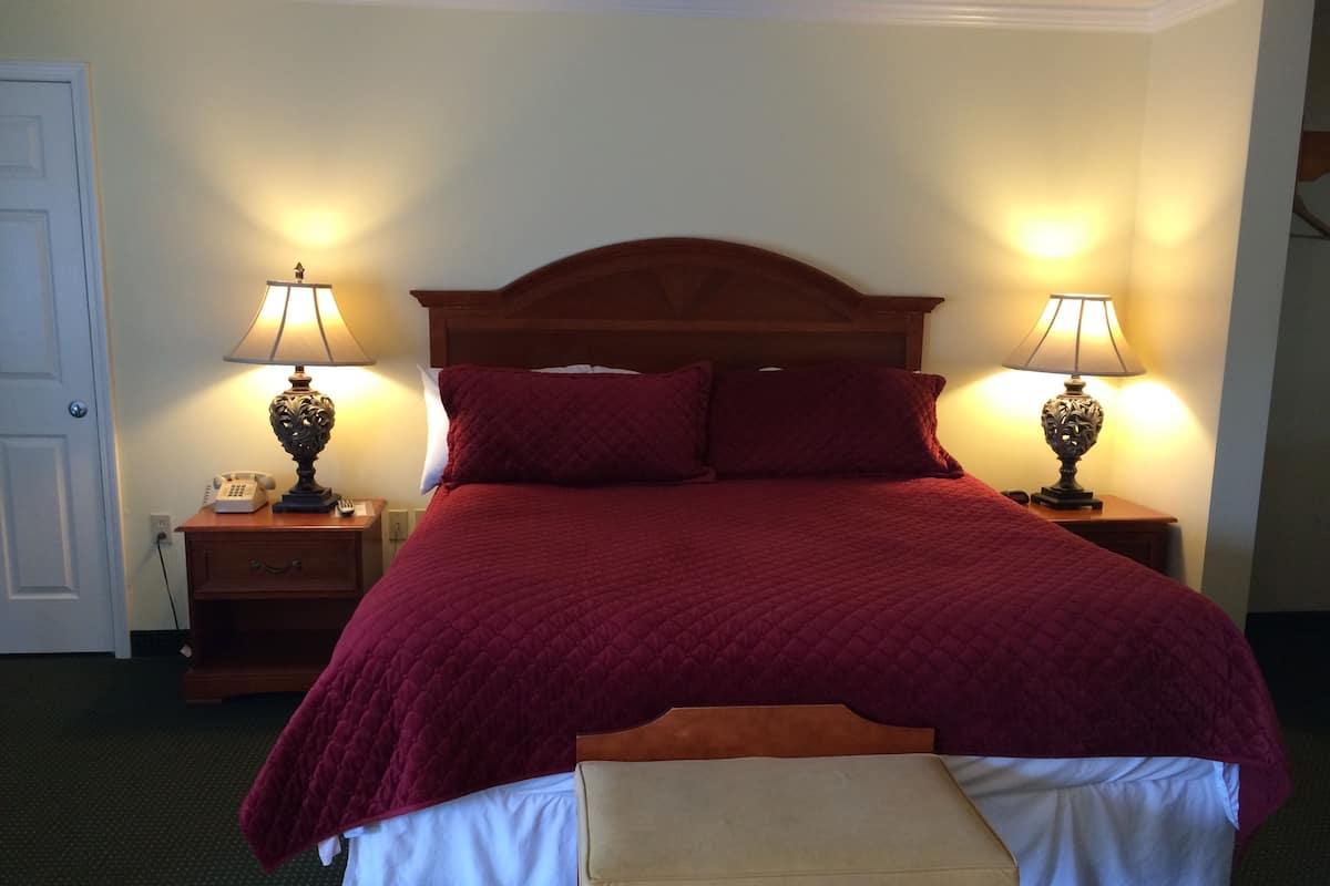 Suite, 1 King Bed, Non Smoking | Iron/ironing board, free WiFi, bed sheets