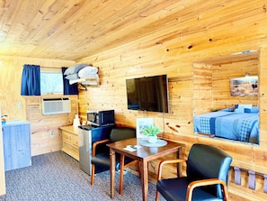 Premium bedding, individually decorated, individually furnished - Mountain View Lodge & Cabins (Rapid City)