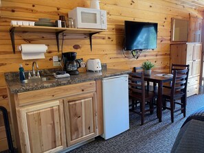 Habitación familiar doble, 2 camas de matrimonio, cocina básica | Cocina básica privada | Frigorífico, microondas y cafetera o tetera