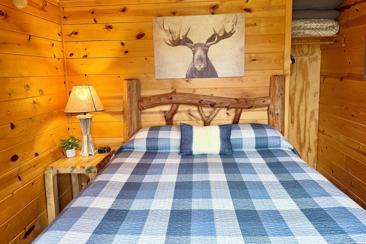 Chalet rustique traditionnel, 1 chambre, cuisinette | Literie de qualité, décor unique, ameublement unique