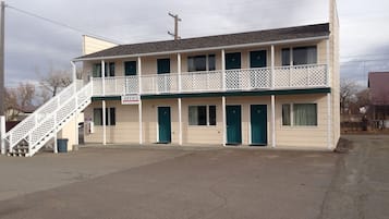 Vista frontal de la propiedad