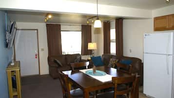 Căn hộ Superior, 2 phòng ngủ, bếp | Khu vực ăn uống tại phòng